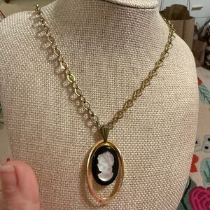 Vintage Gold Tone Black White Cameo Oval Floating Pendant Necklace 18 Inch Chain